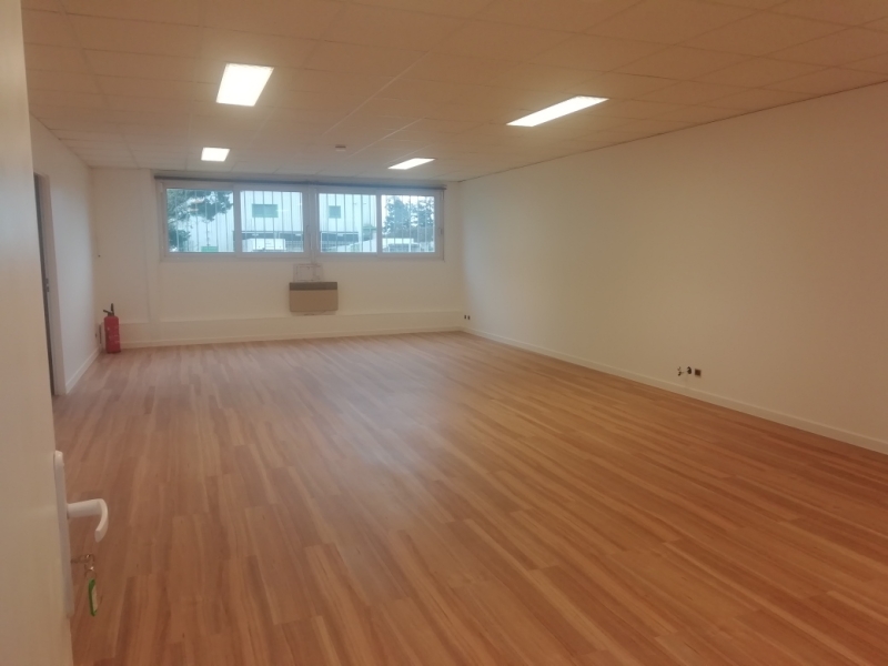 Location Bureaux LA CHAUSSEE SAINT VICTOR (41260) - Photo 1