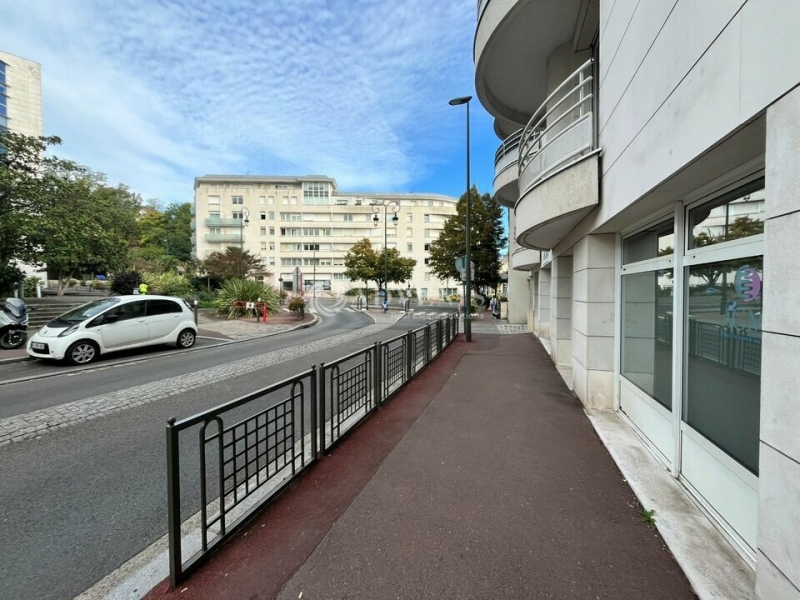 Location Commerces SURESNES (92150) - Photo 2