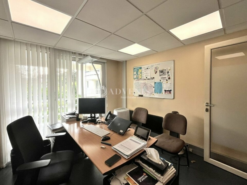 Location Commerces SURESNES (92150) - Photo 7
