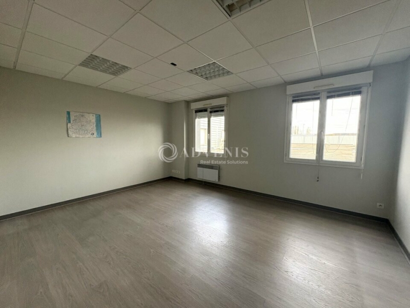 Location Bureaux LA CHAPELLE SAINT AUBIN (72650) - Photo 1
