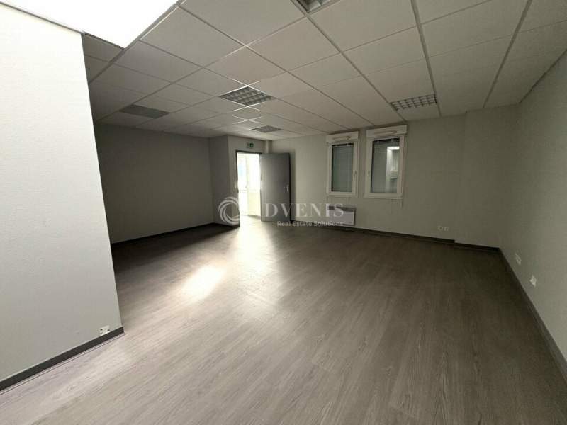 Location Bureaux LA CHAPELLE SAINT AUBIN (72650) - Photo 2