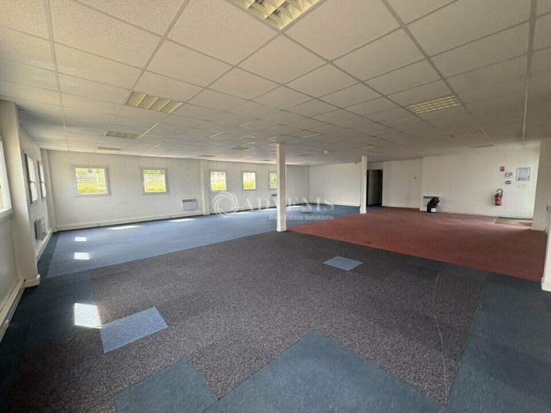 Location Bureaux SAINT SATURNIN (72650) - Photo 1