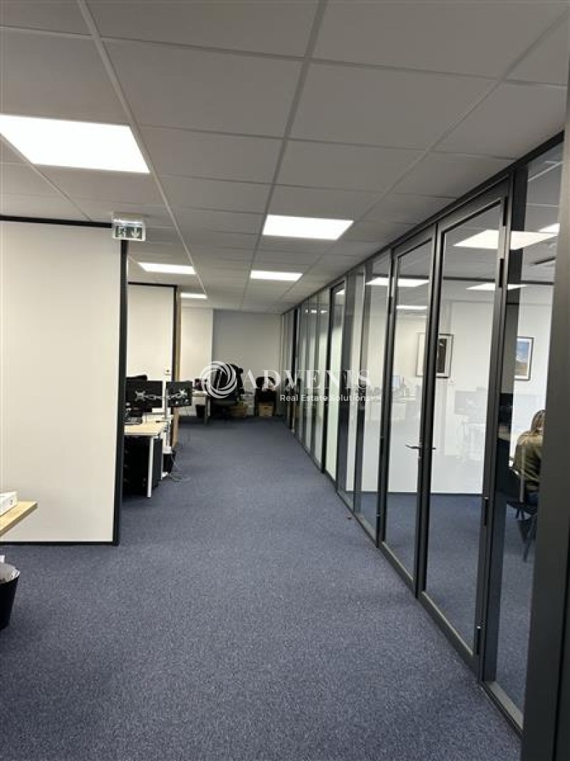 Location Bureaux CHESSY (77700) - Photo 1