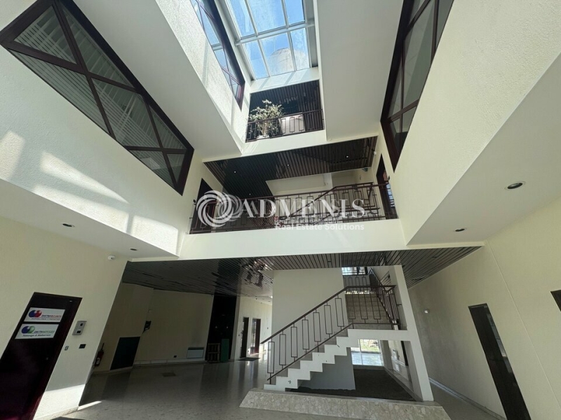 Location Bureaux LES ESSARTS LE ROI (78690) - Photo 3
