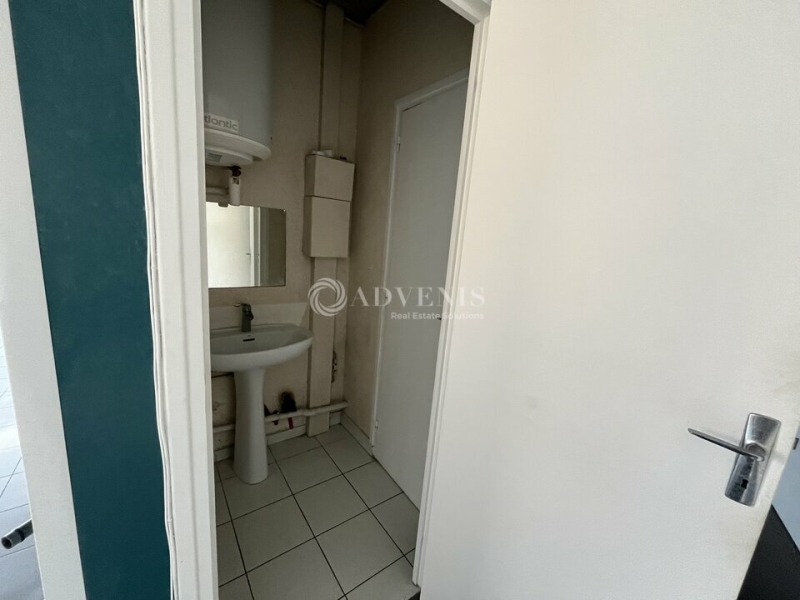 Location Commerces VOISINS LE BRETONNEUX (78960) - Photo 9