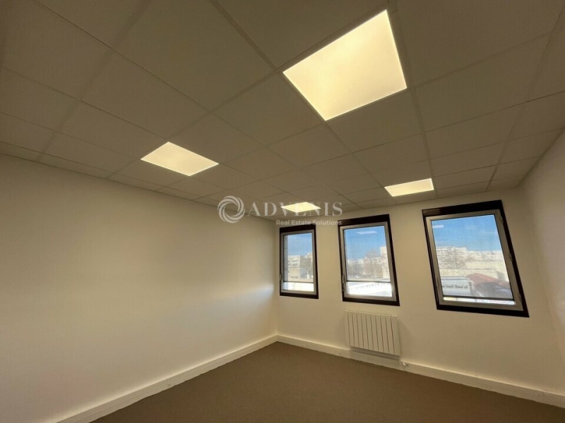 Location Bureaux MONTIGNY LE BRETONNEUX (78180) - Photo 5