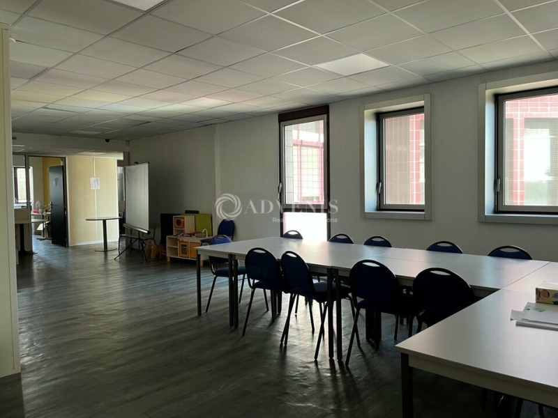 Location Bureaux MONTIGNY LE BRETONNEUX (78180) - Photo 9