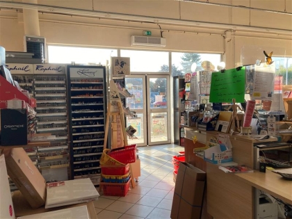 Location Commerces LA CHAUSSEE SAINT VICTOR - Photo 1