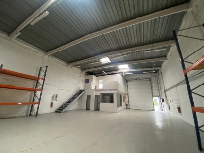 Location Entrepôts TRAPPES - Photo 1