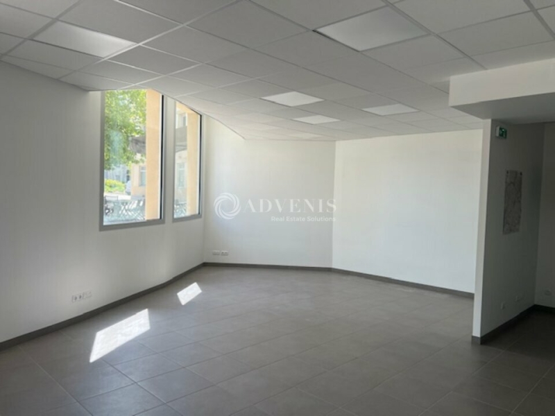 Location Commerces DREUX (28100) - Photo 1