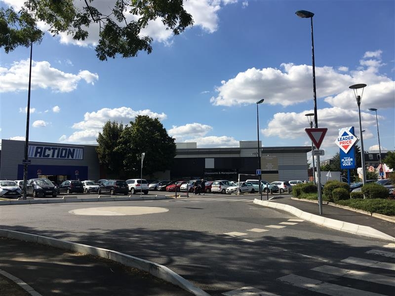 Location Commerces PONTAULT COMBAULT (77340) - Photo 1