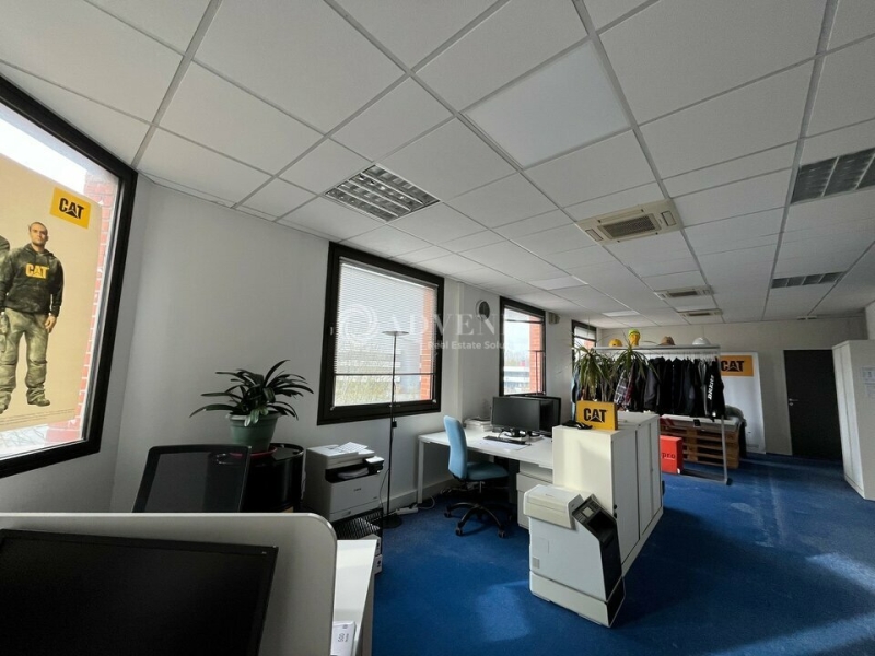 Vente Investisseur Bureaux MONTIGNY LE BRETONNEUX (78180) - Photo 2