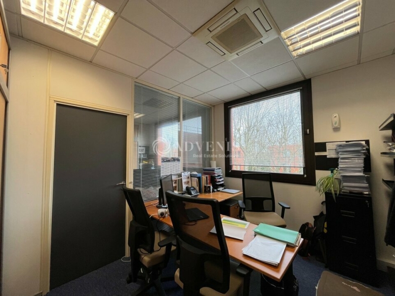 Vente Investisseur Bureaux MONTIGNY LE BRETONNEUX (78180) - Photo 4