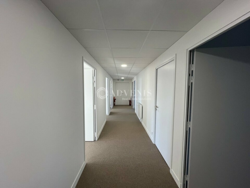Location Bureaux MONTIGNY LE BRETONNEUX (78180) - Photo 3
